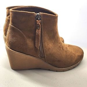 Womens NWOT Bob's from skechers memory foam brown leather booties sz 9